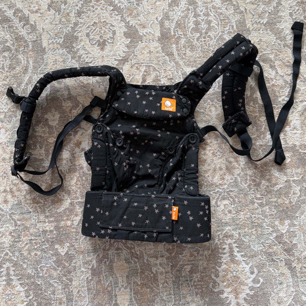 Tula Adjustable Carrier Black/Grey Stars